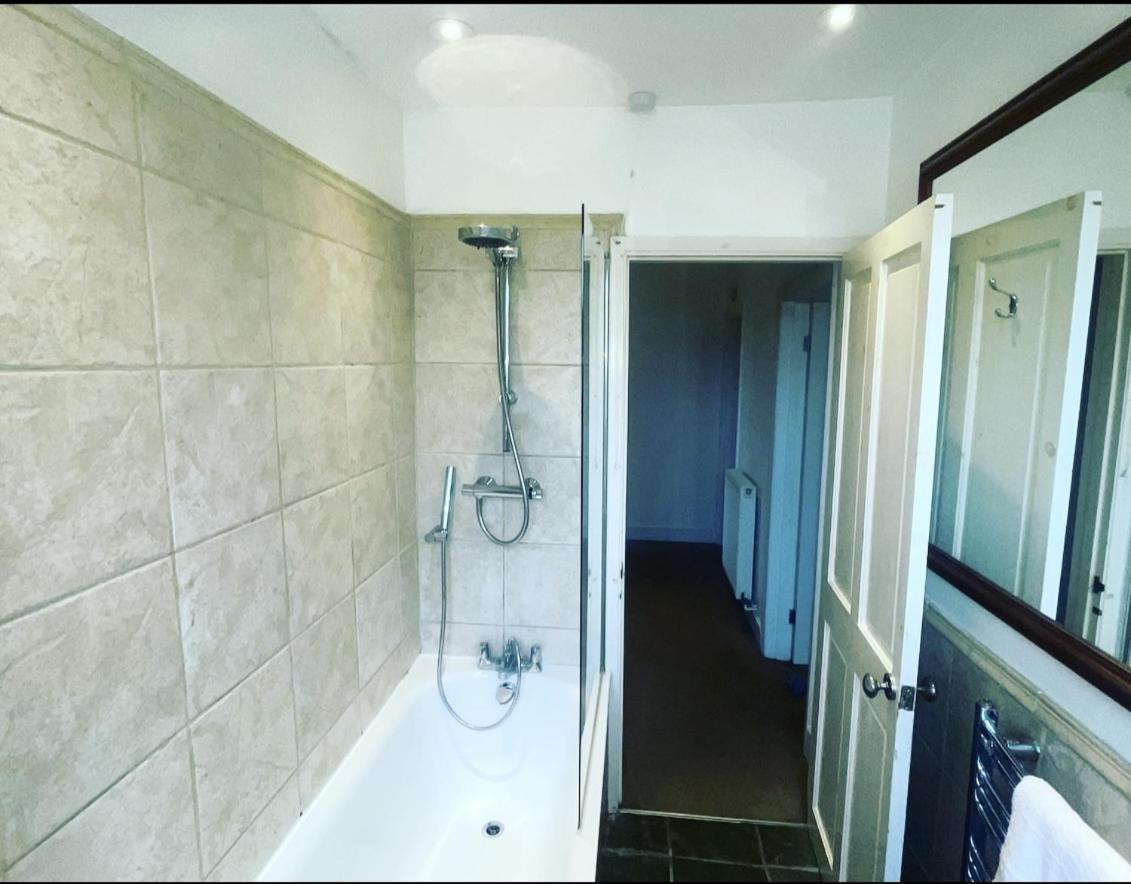 Luxury 1-Bed Apartment With Stunning City Views Perfect For Short Stays In London Exterior photo