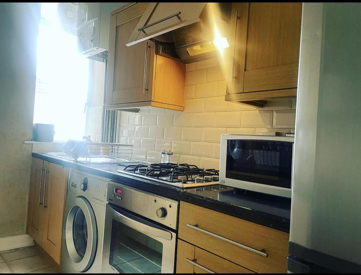 Luxury 1-Bed Apartment With Stunning City Views Perfect For Short Stays In London Exterior photo
