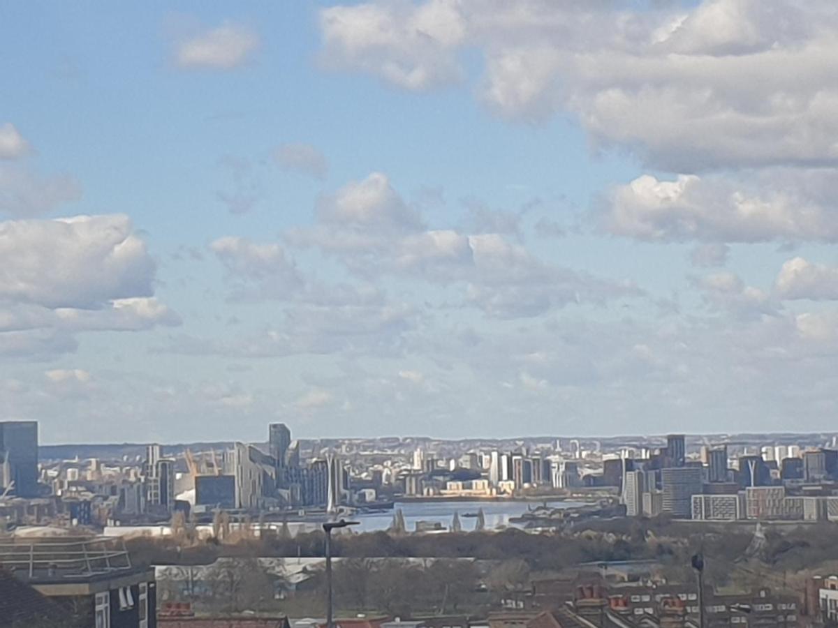 Luxury 1-Bed Apartment With Stunning City Views Perfect For Short Stays In London Exterior photo